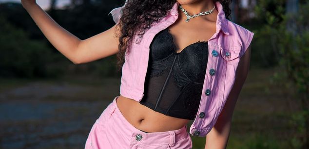 Model - Milkdulce1 squirt