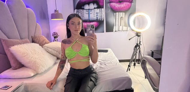 Athziry G petite Model - Athziry G petite