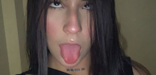 Model - Violet Blaze feet