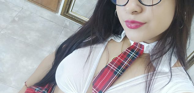 Model - Zoe Roux  curvy