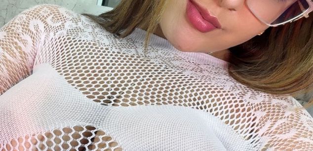 Model - Zoe Roux  curvy