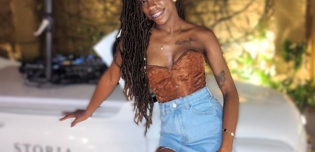 Model - Michelle Pose cum