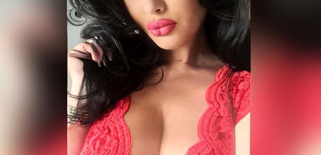 Model - LauraGreen36 feet