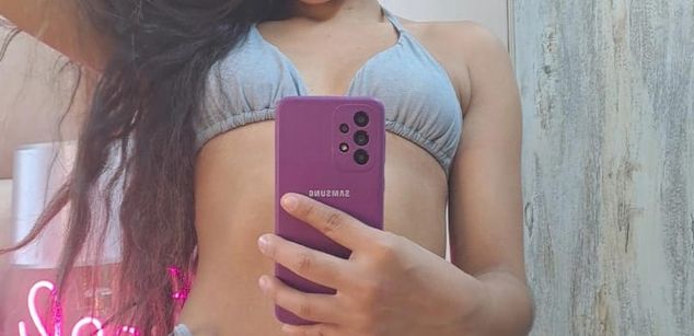 Model - LeslieBush feet