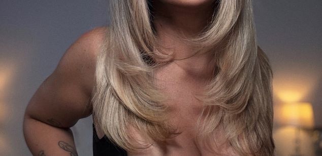 Model - Miss Evolette milf