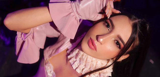 Model - Danny Cr feet