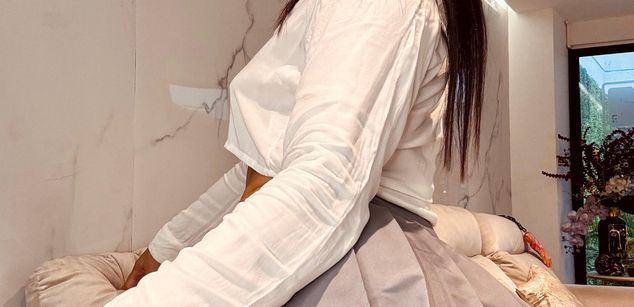 Model - Mollie Bennet cum