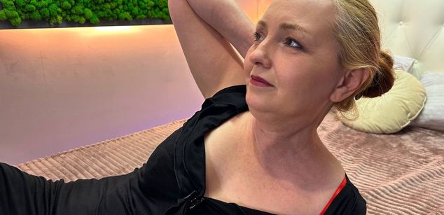 Model - Karen bigboobs