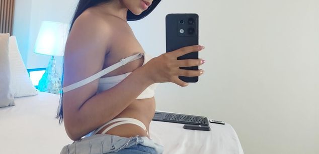 Model - Lucy Owens latina