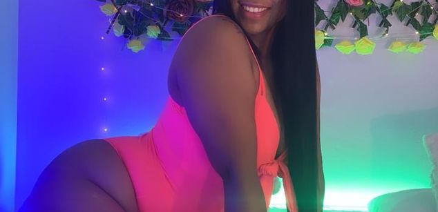 Model - Ainoha Collins curvy