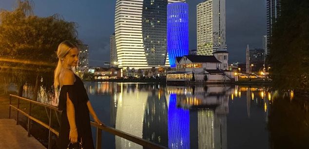 Model - AppleBrandy heels