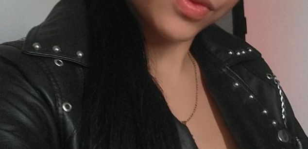 Model - lizette fingerpussy