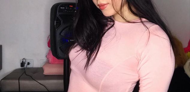 Model - SaraTease facesitting