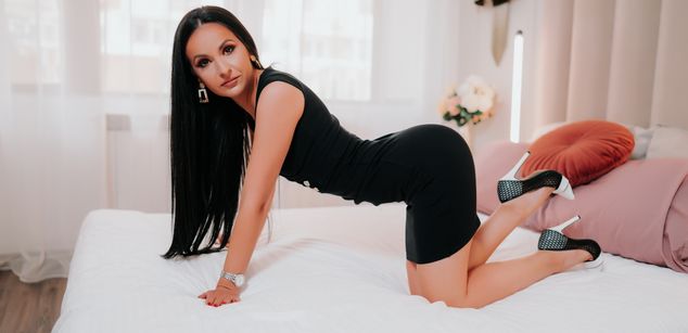 Model - MiraLocks brunette