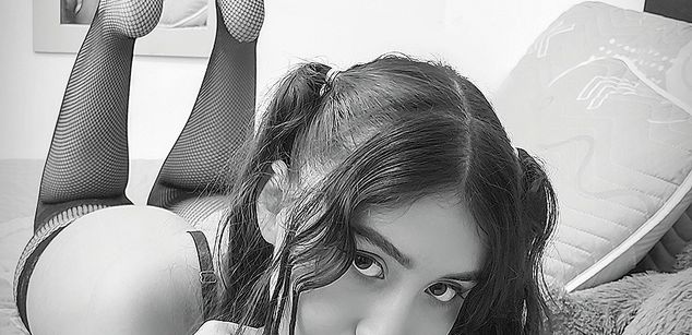 Model - AllieRousse feet