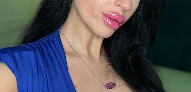 Model - Maxi Lipz findom