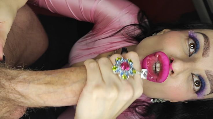 Pink pouty lips bimbo gives lipjob and takes cum