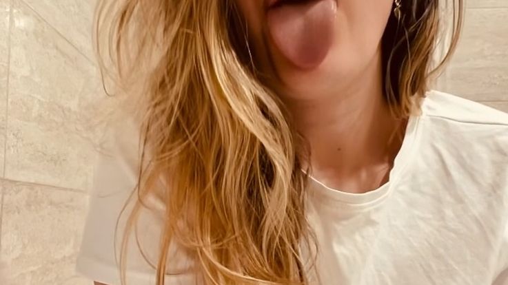 Watch me fucking myself in the bath-tube