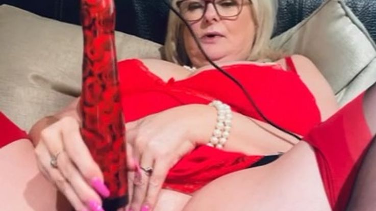 Late night doxy vibrator pussy lips & clit