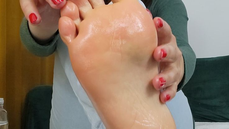Oiling my perfect feet !
