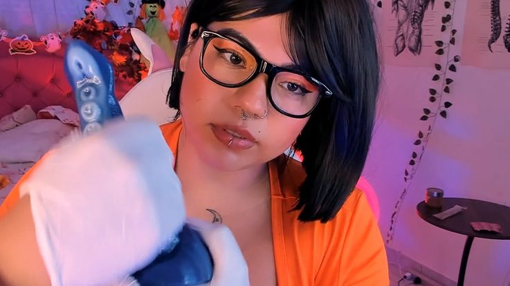 Velma, examines tentacle with latex gloves-game