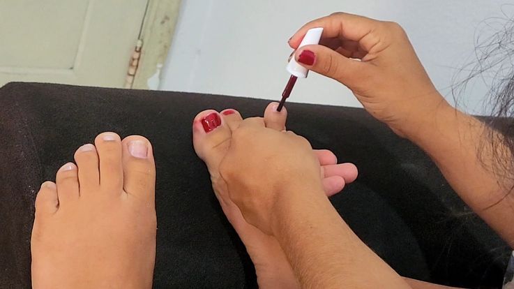 Paiting my toenails dark red