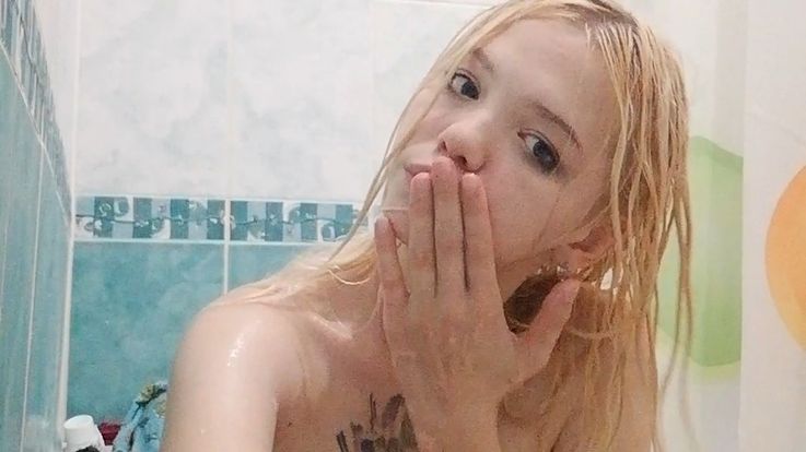 Playing with a pussy in the bathroom