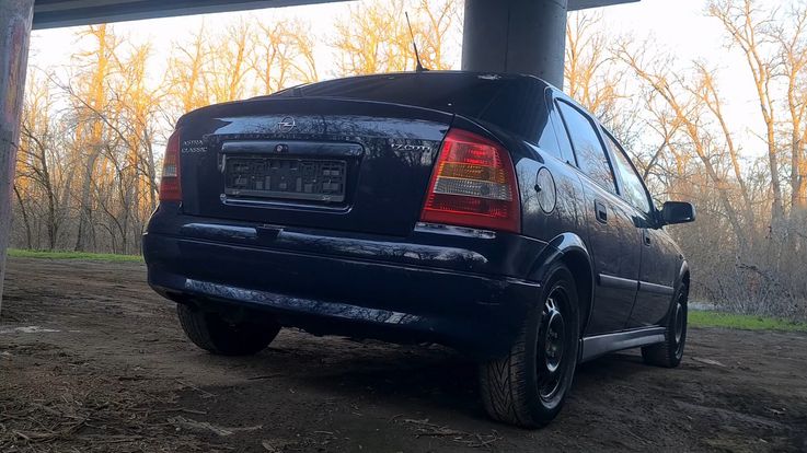 shaking, bouncing and moving back and forth car