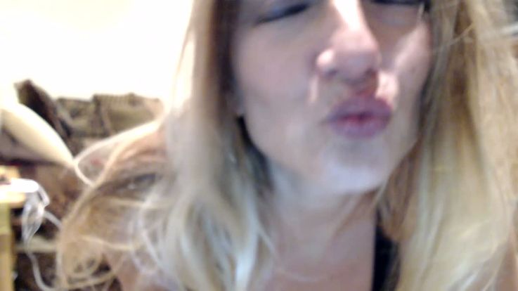 Sexy moves from Raquel who is HOT SINGLE MILF