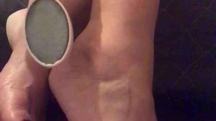 Open Up footslave dinner time