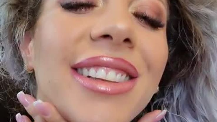 Green eyes and tasty lips :XD