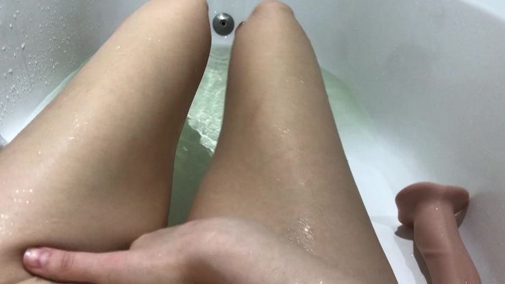 Mmm I'm laying in my bathtub and getting naughty