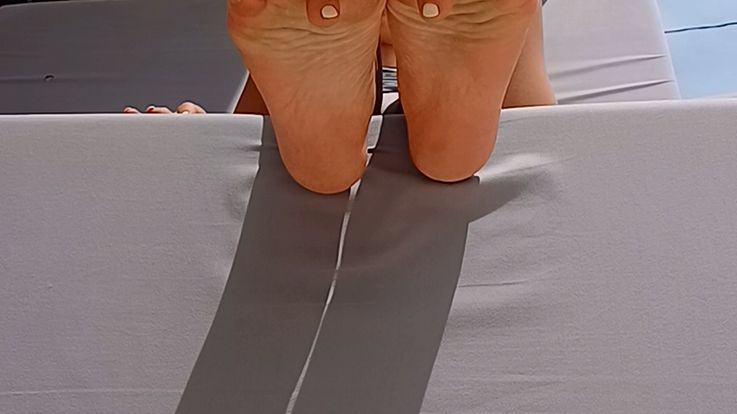 Bare feet teasing...)