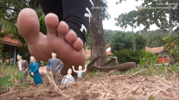 Giantess Liana Stomps over the group of tinies