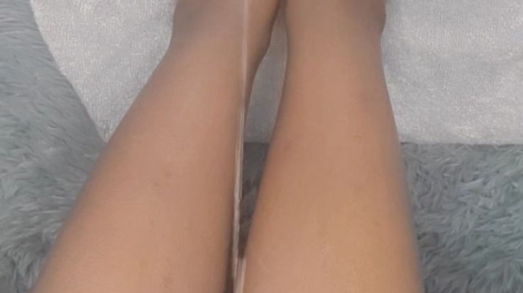 Oiling up chipped polish toes