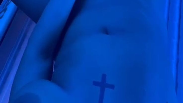 Horny in the tanning bed