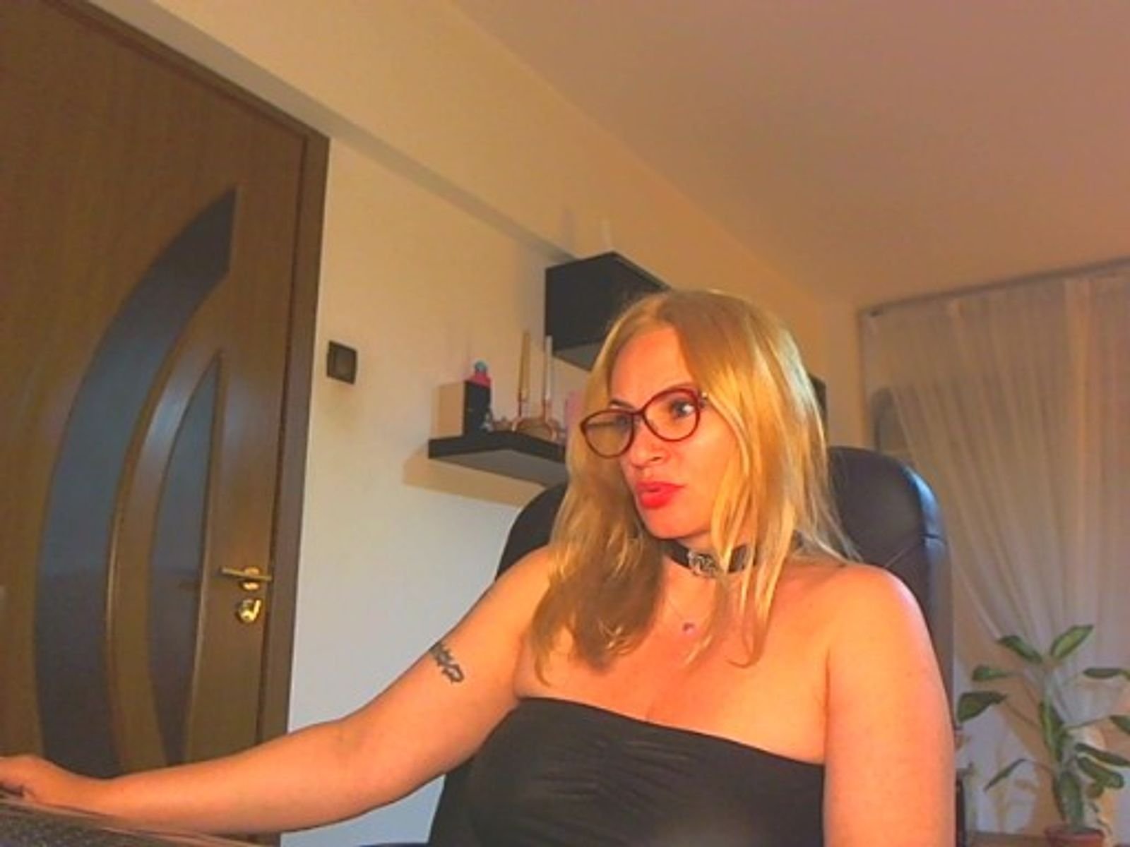 Skype live sex chat with Elliza