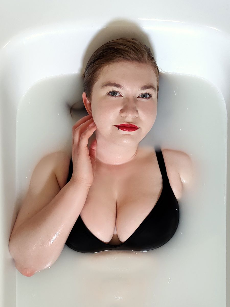 LaraHot