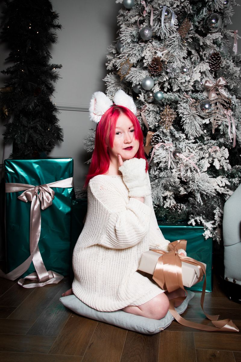 Sara_Moor_ shy