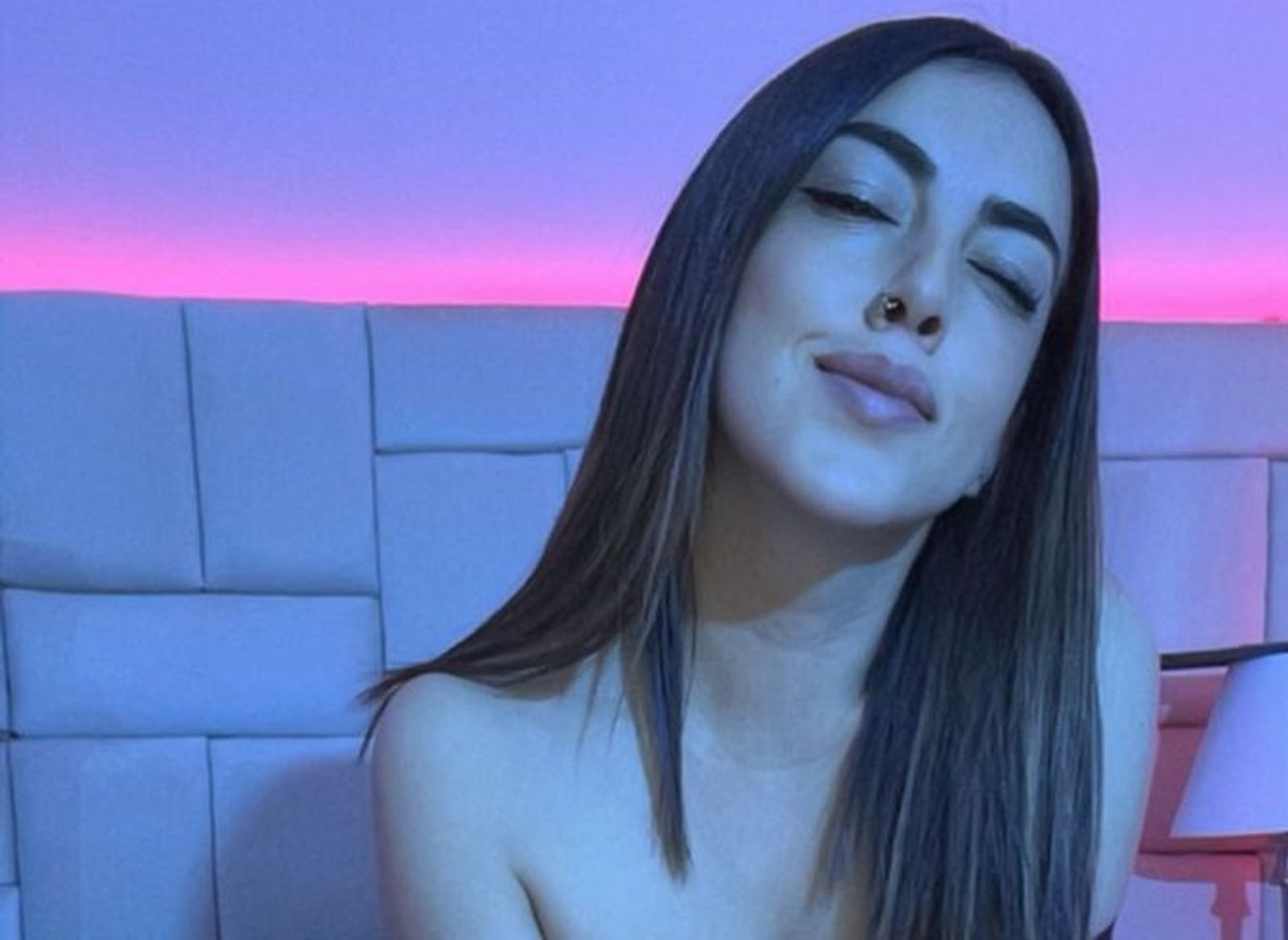 Ariel Loveyes live webcam show