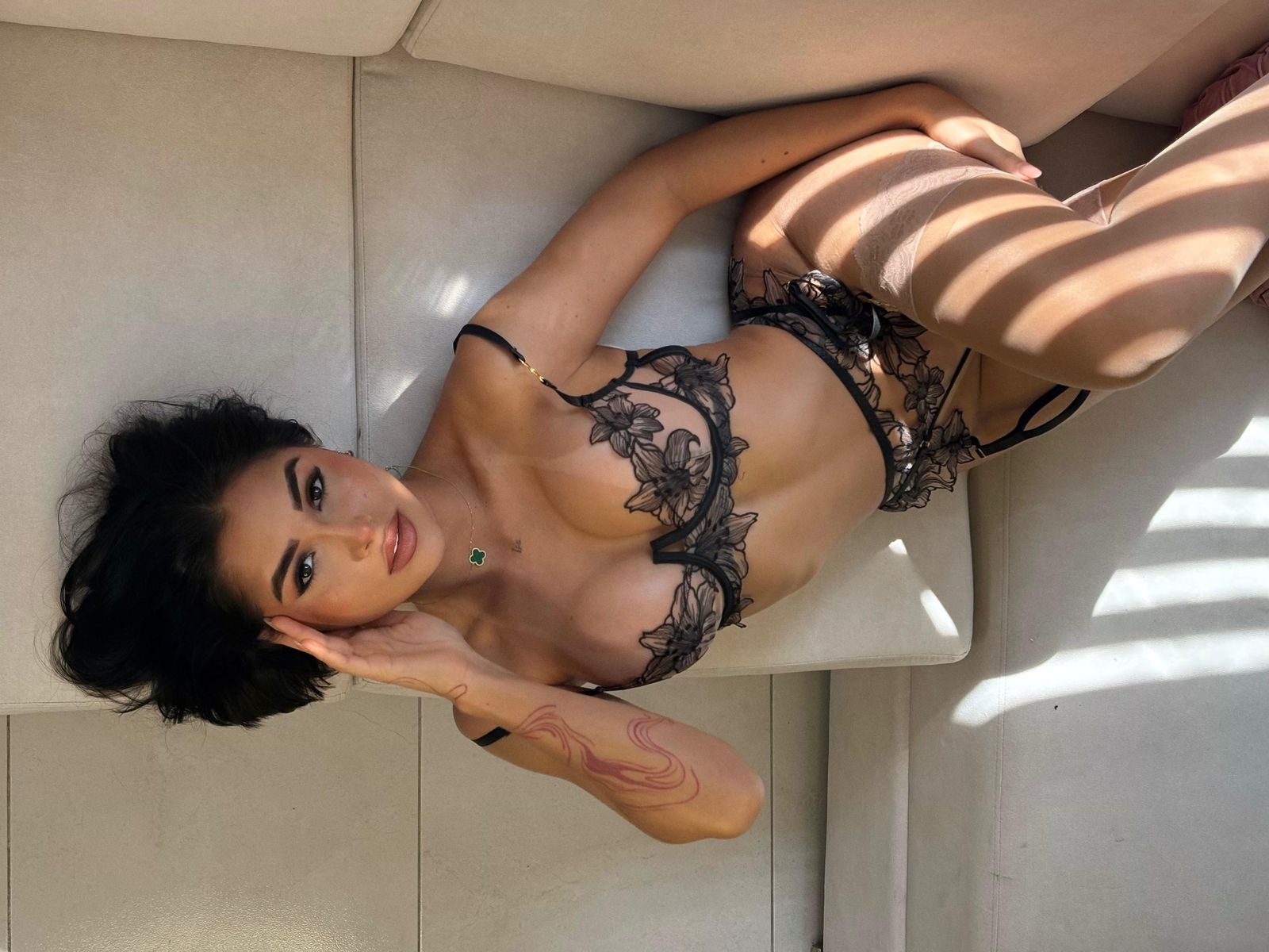 Sara Wilcox live webcam show