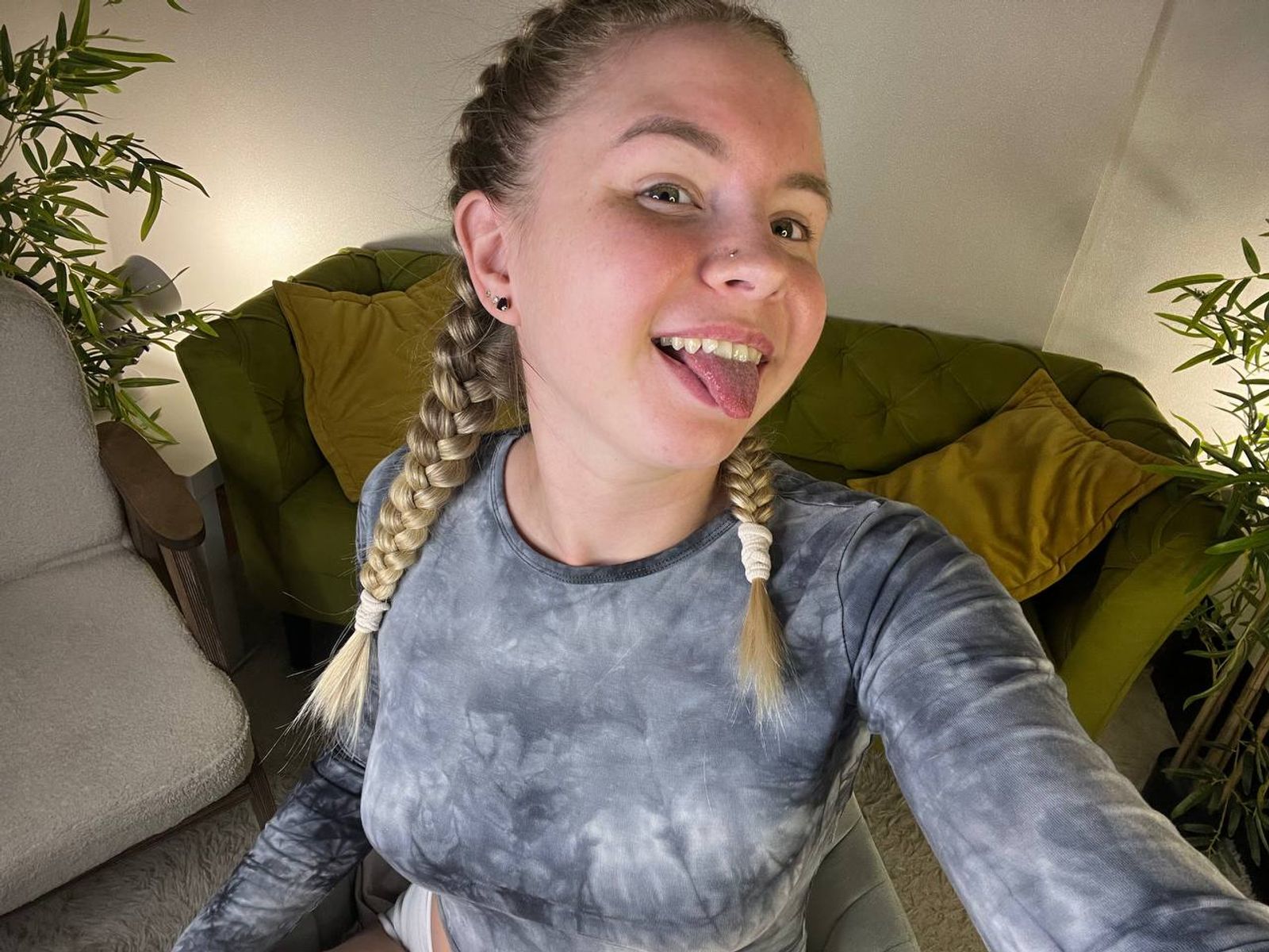 Linda live webcam show