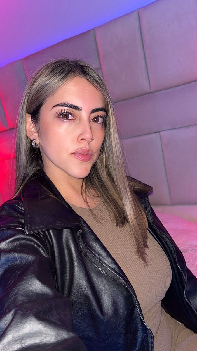 Ariel Loveyes live webcam show
