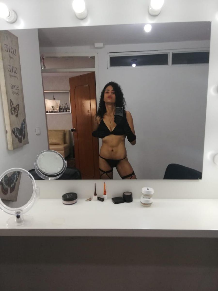 Skype live sex chat with Jasminne_