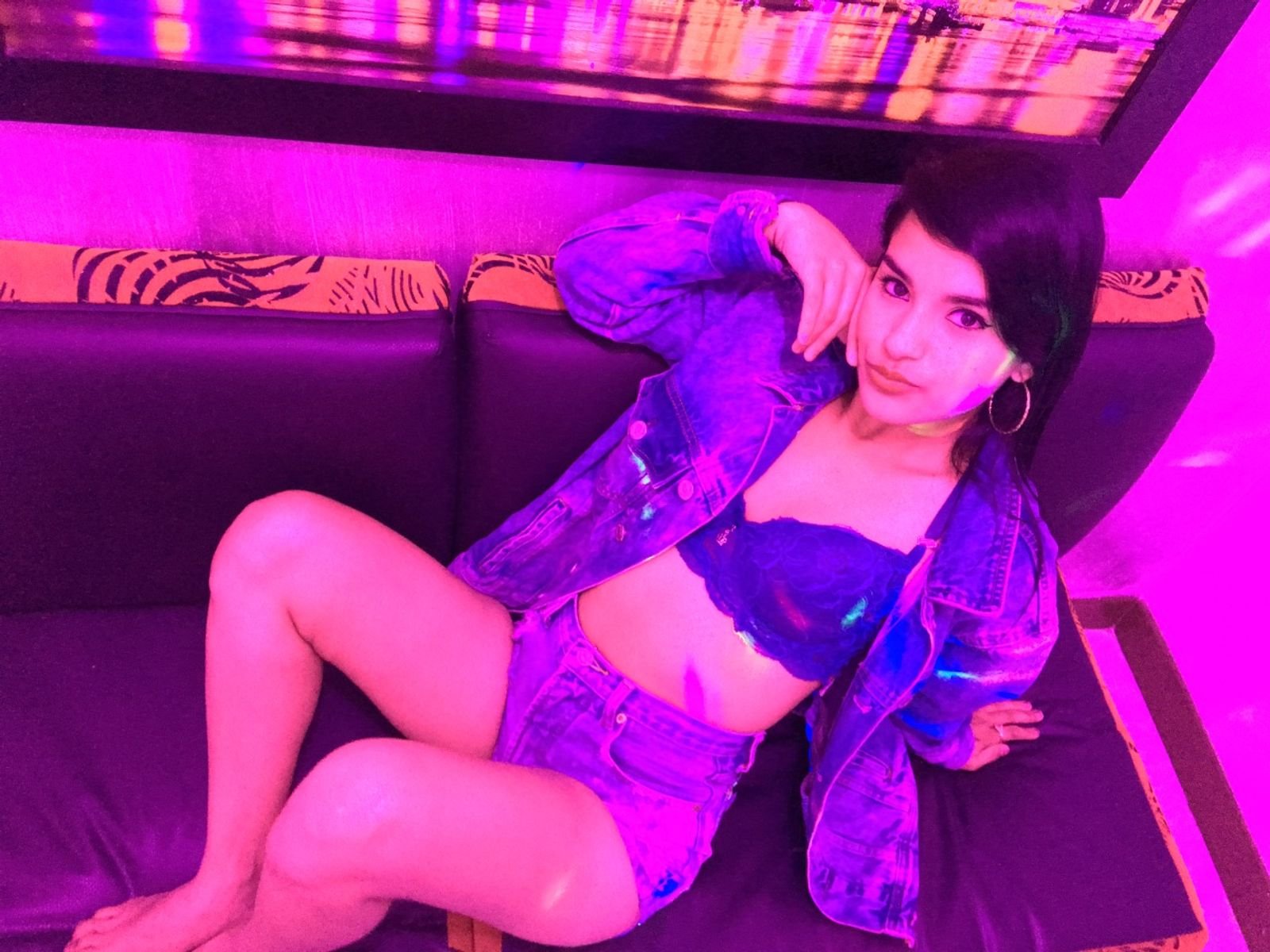 SkyPrivate live sex chat with _Sabrina_