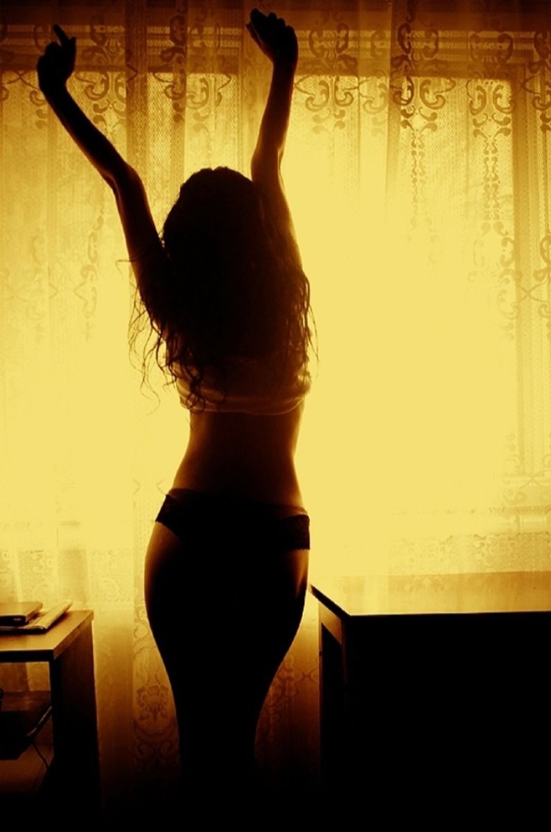 Девушка спиной в темноте фото. Красивая тень девушки. Танцующая девушка. Девушка со спины. Брюнетка со спины.