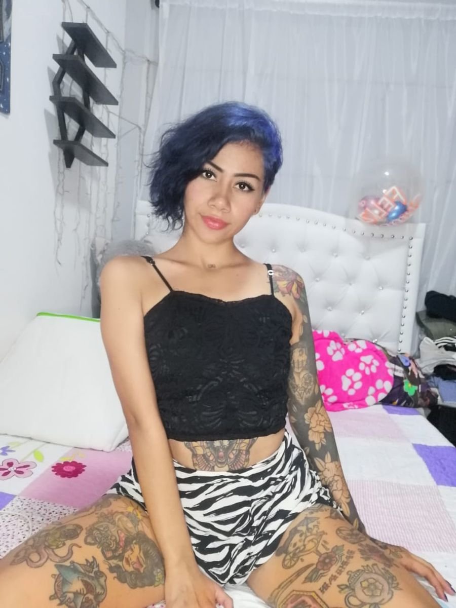 SkyPrivate live sex chat with NaughtySarah