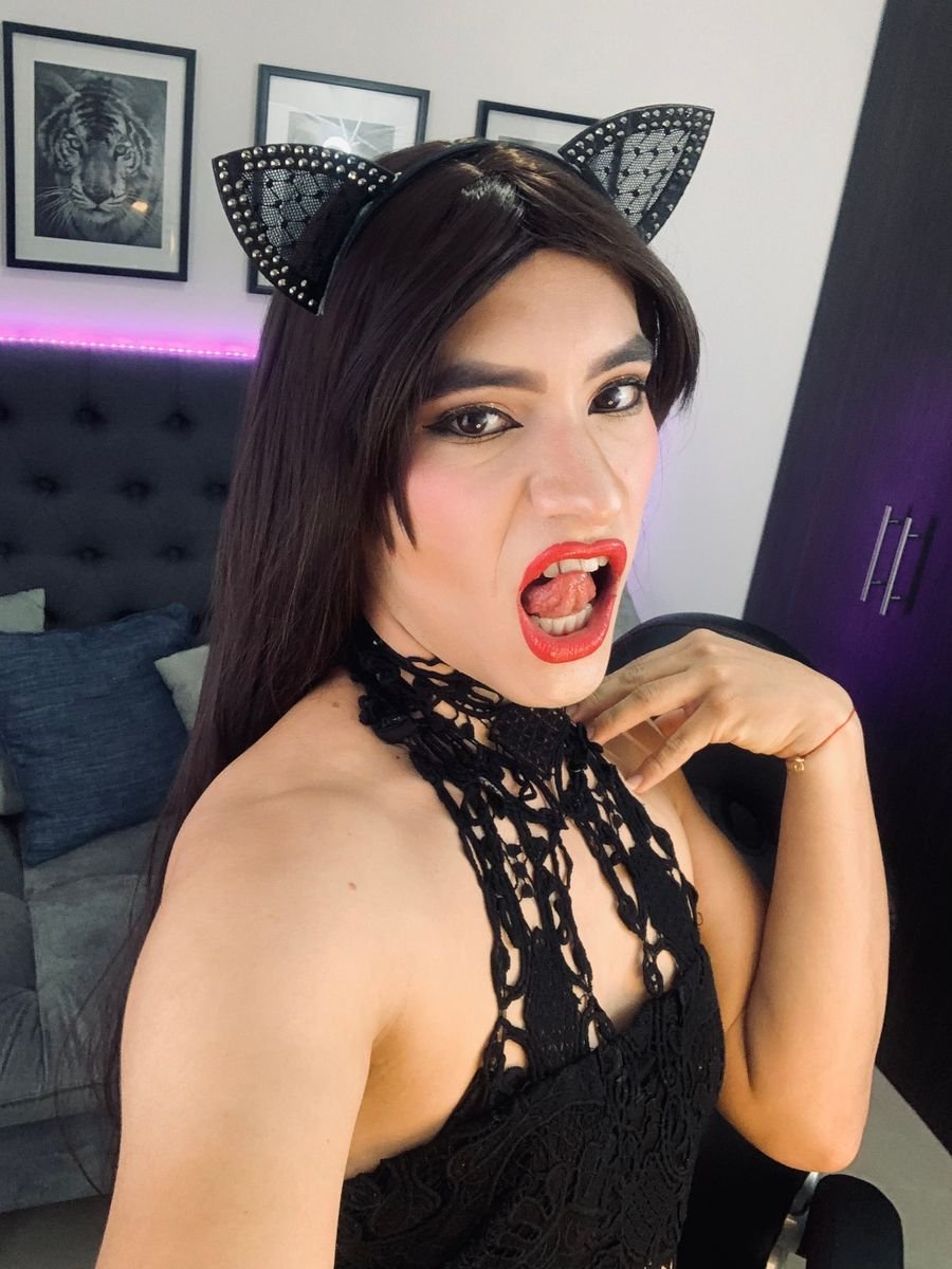 Skype live sex chat with CamiiNieves