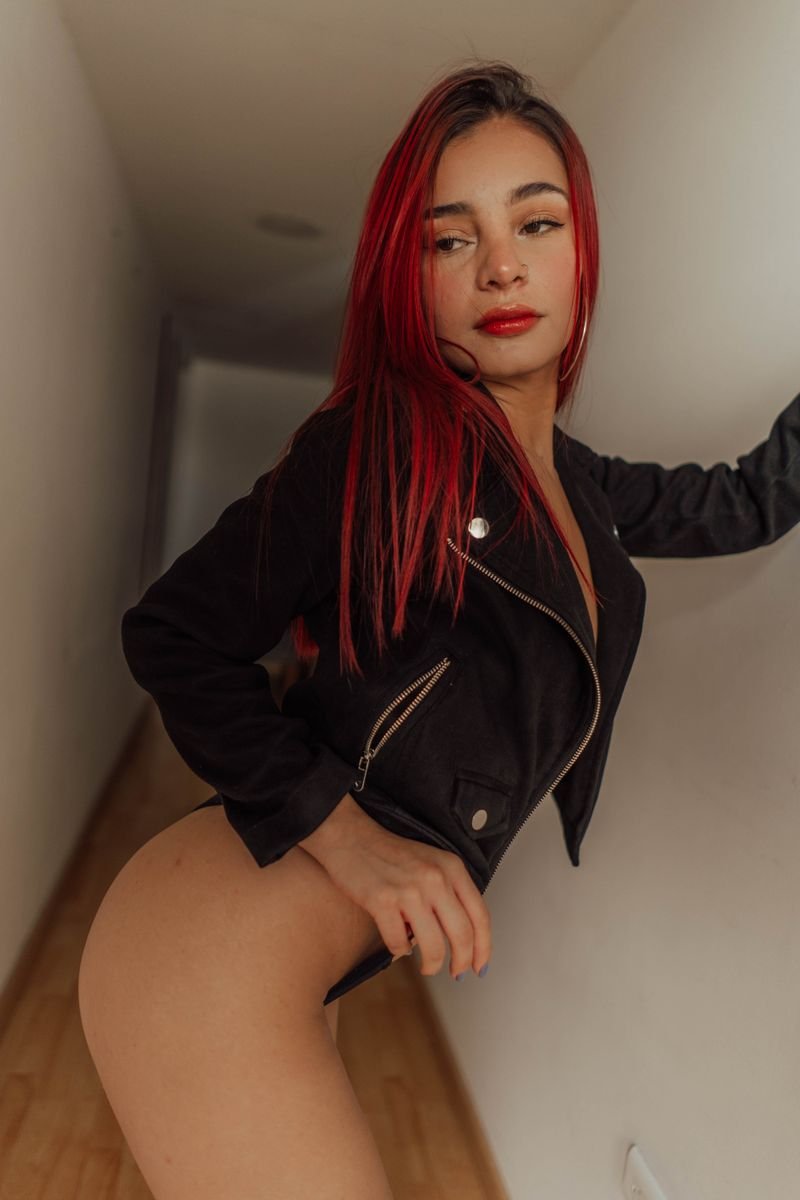 SkyPrivate live sex chat with AlexiaCors