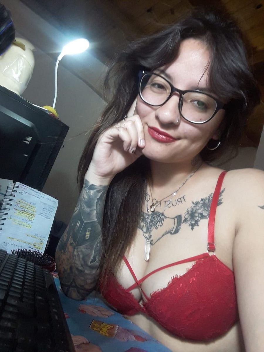 Skype live sex chat with Sweet Ari